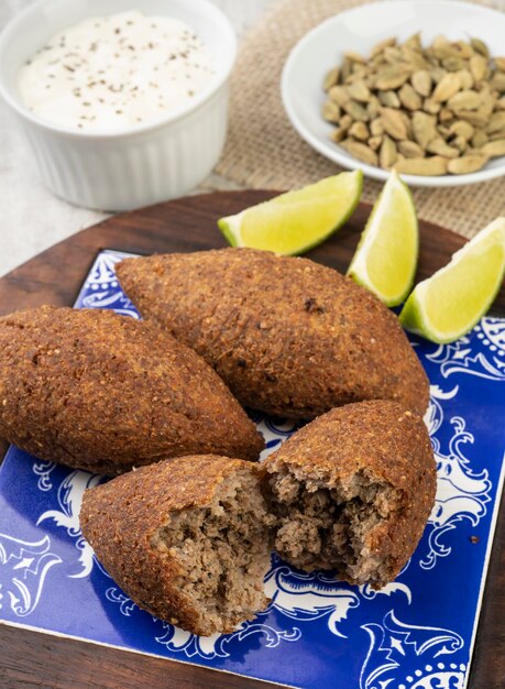 Traditionele Arabische gebakken kibbeh. Typische Braziliaanse snack.