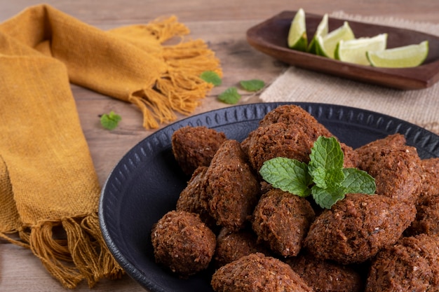 Traditionele Arabische gefrituurde snack gemaakt van tarwe en gevuld met gehakt. Quibe.