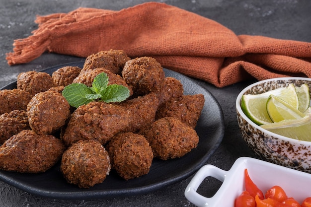 Traditionele Arabische gefrituurde snack gemaakt van tarwe en gevuld met gehakt. Quibe.