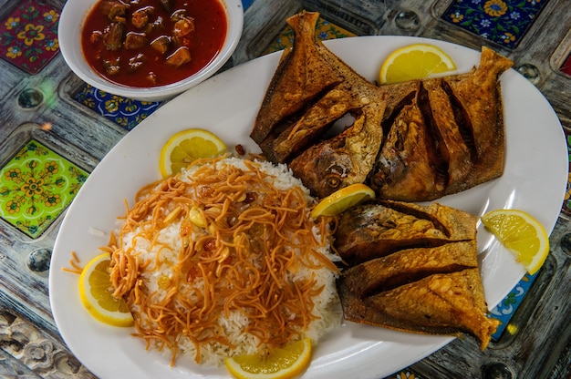 Traditionele Arabische gemengde rijst en gegrilde vis.