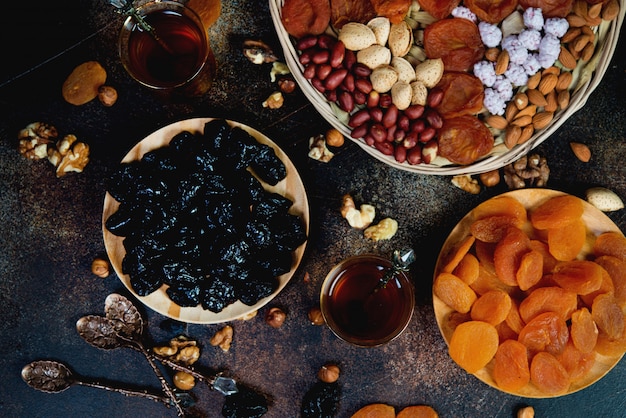 Traditionele Arabische thee met gedroogde vruchten, noten en thee