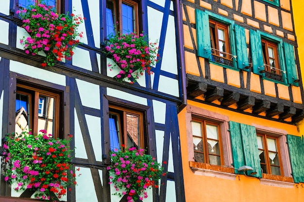 Traditionele architectuur van de elzas, half timbred kleurrijke huizen, riquewihr dorp, frankrijk