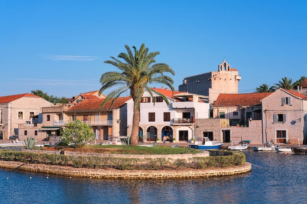 Traditionele architectuur van Vrboska-dorp, Hvar-eiland, Dalmatië, Kroatië, Europa.