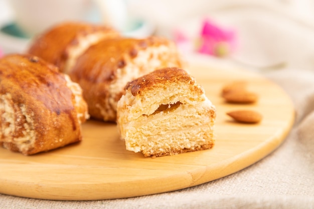 Traditionele Armeense dessertgata met kopje groene thee op een grijze betonnen achtergrond zijaanzicht close-up selectieve focus