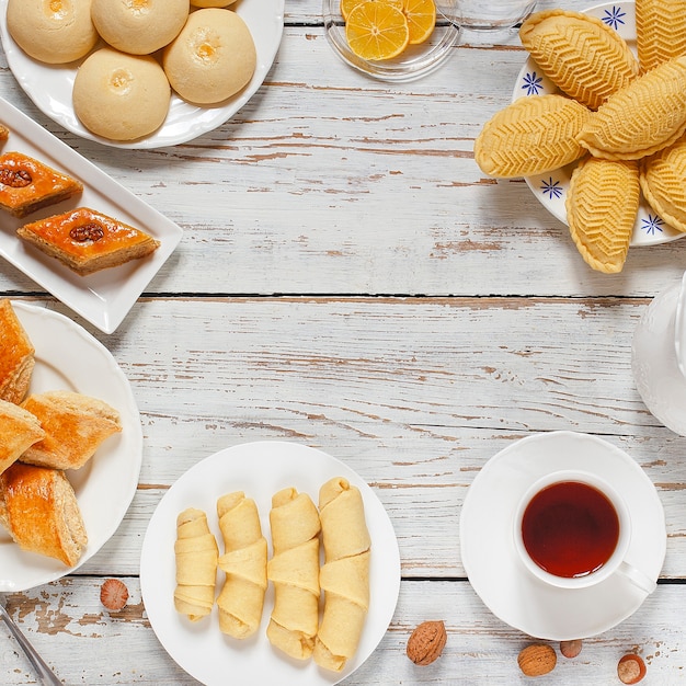 Traditionele Azerbeidzjan vakantie Novruz cookies baklava op witte plaat op de witte achtergrond met noten en shakarbura