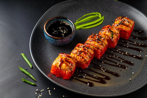 Foto traditionele aziatische broodjes en sushi met sojasaus en wasabi geserveerd op een donkere achtergrond