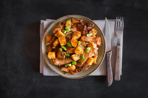 Traditionele Aziatische Tataarse schotel. Gestoofde aardappelen met schapenvlees en groenten