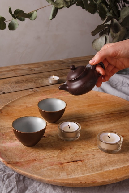 Traditionele aziatische theeset - keramische theepot en theekopjes voor theeceremonie op een houten tafel. vintage-stijl.