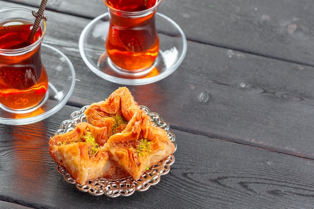 Foto traditionele baklava op houten tafel