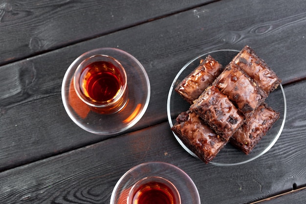 Traditionele baklava op houten tafel