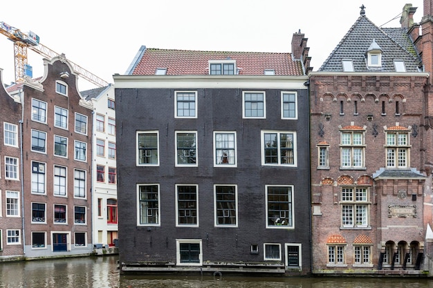 Traditionele bakstenen huizen aan de grachtenstraat in Amsterdam Vooraanzicht