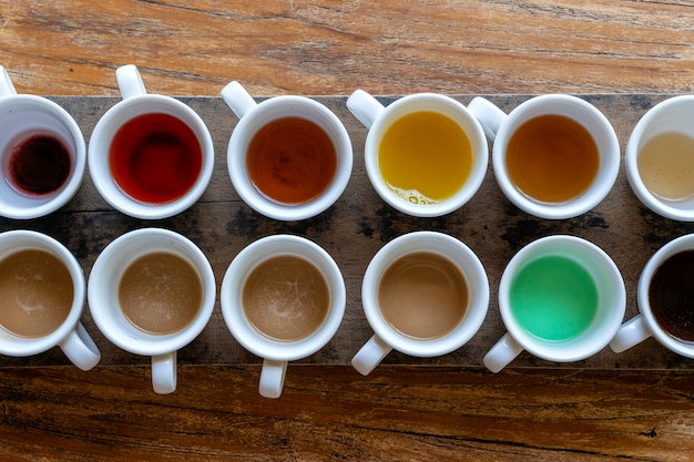 Traditionele Balinese koffie en thee na het testen op de houten tafel in Ubud, eiland Bali, Indonesië, close-up