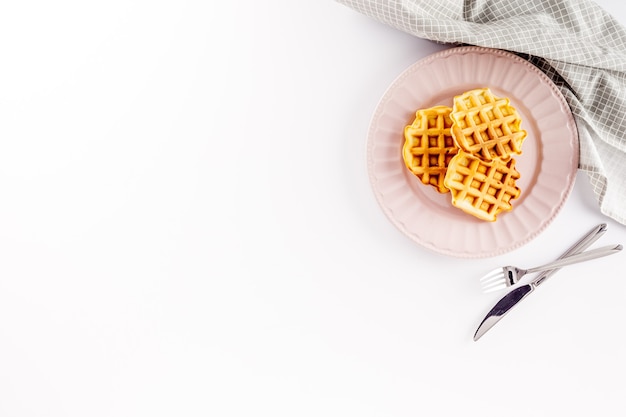 Traditionele Belgische wafels op witte tafel