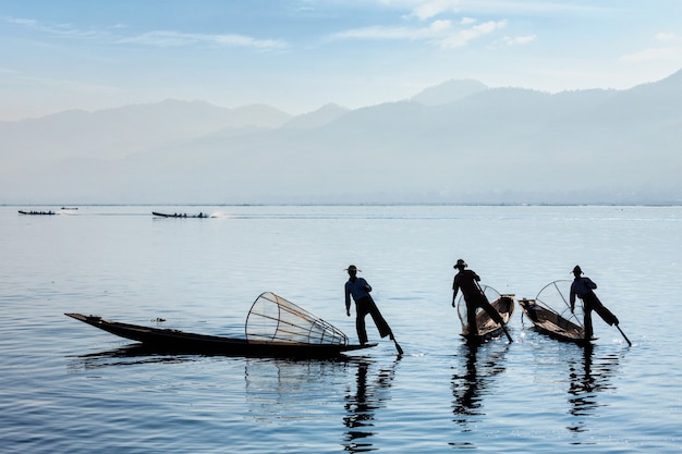 Traditionele Birmaanse visser bij Inle-meer, Myanmar