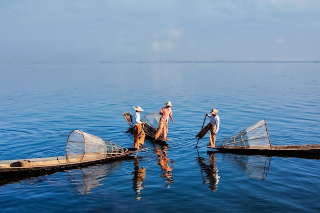 Traditionele Birmaanse visser bij Inle-meer Myanmar