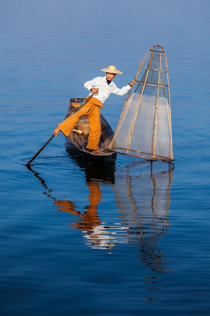 Traditionele Birmaanse visser bij Inle-meer