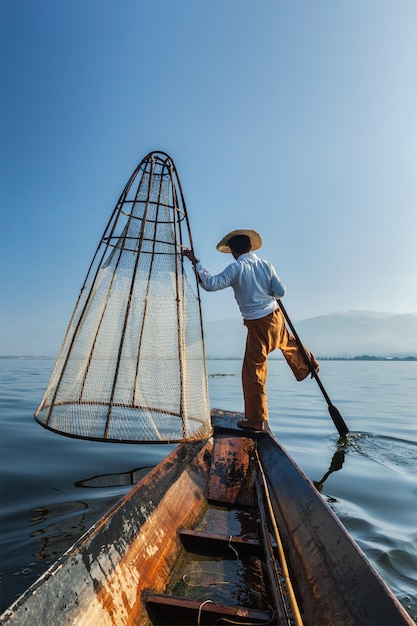 Traditionele Birmaanse visser op meer, Myanmar