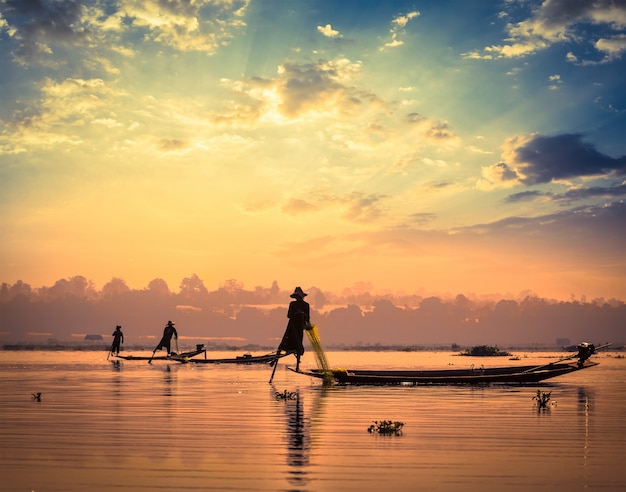 Traditionele birmaanse vissers bij inle-meer myanmar