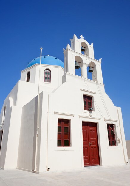 Traditionele blauwe koepel in Oia, Santorini