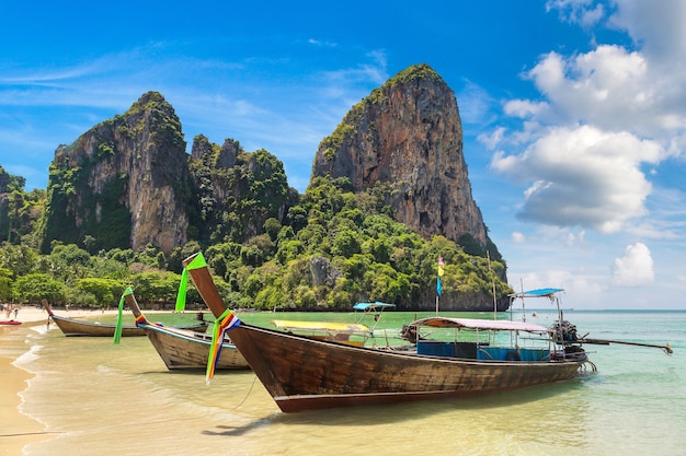 Traditionele boot met lange staart op Railay Beach