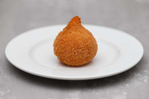 Traditionele Braziliaanse gebakken drumsticks Coxinha de frango op schotel