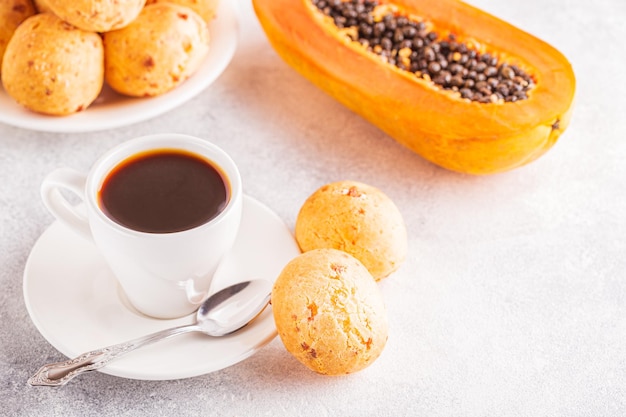Traditionele Braziliaanse ontbijtkaas brood koffie rijp fruit