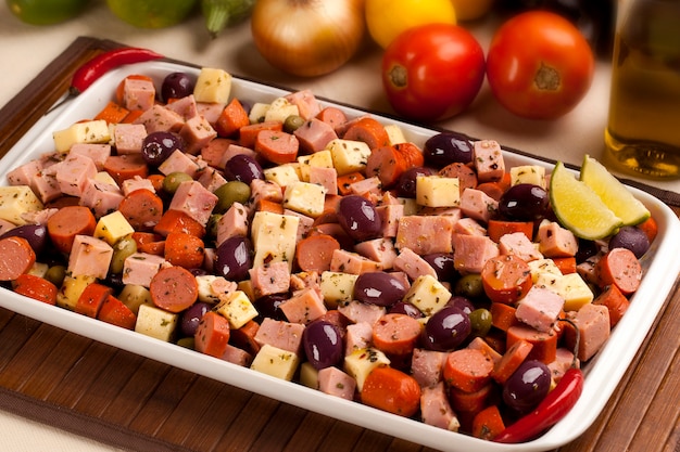 Traditionele Braziliaanse portie antipasto met kaas, ham, olijven en worst op tafel