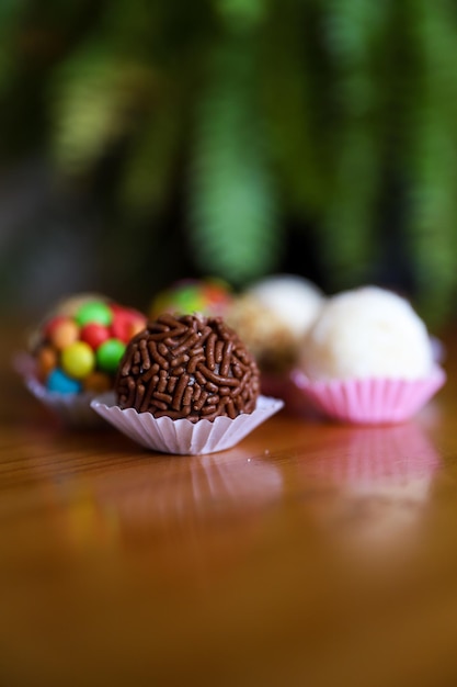 Traditionele Braziliaanse zoete chocolade bonbon brigadeiro