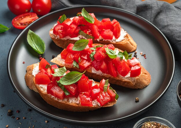 Traditionele bruschetta met tomaten, basilicum en roomkaas