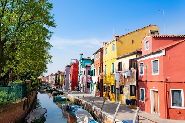 Traditionele burano gekleurde huizen venetië