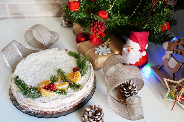 Traditionele cake voor het kerstdiner op witte tafel in de keuken