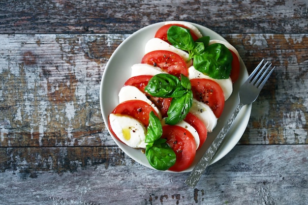 Traditionele caprese salade met tomatenmozzarella en basilicum