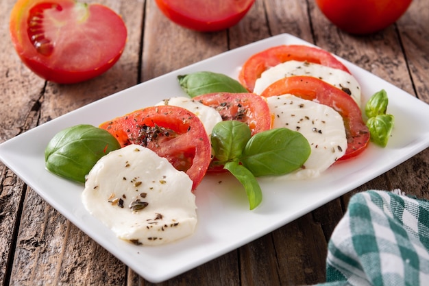 Traditionele caprese salade op een witte plaat