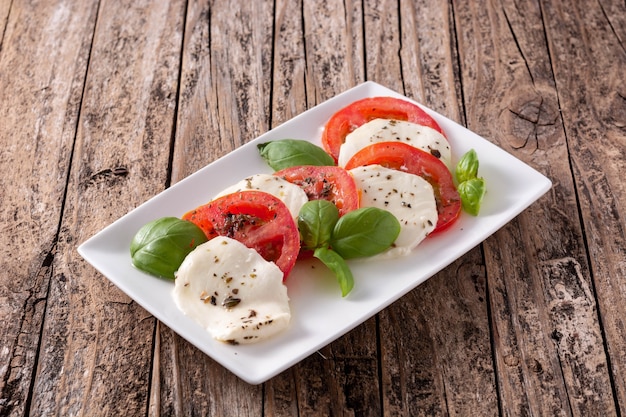 Traditionele caprese salade op een witte plaat