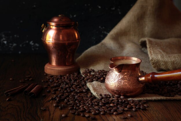 traditionele Cezve kopje koffie, tas en scoop op oude roestige achtergrond. Donkere voedselfotografie.