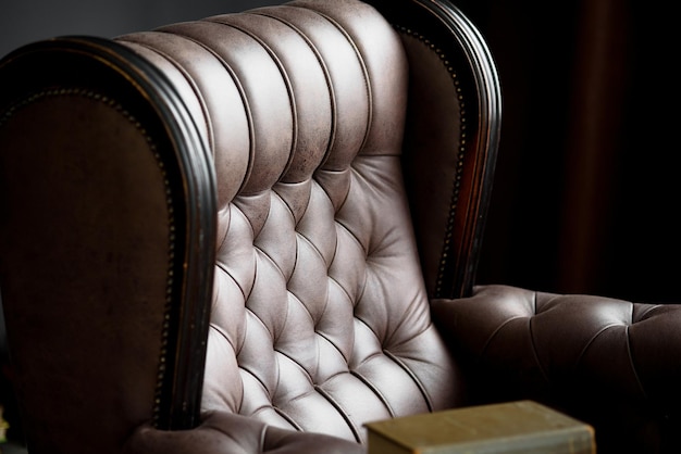 Traditionele Chesterfield fauteuil Boek op de stoel