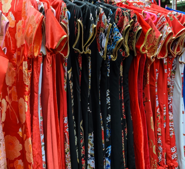 Traditionele chinese kleding in een winkel