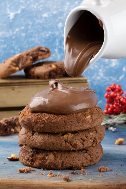 Traditionele chocoladekoekjes bedekt met hazelnoot. Selectieve aandacht.