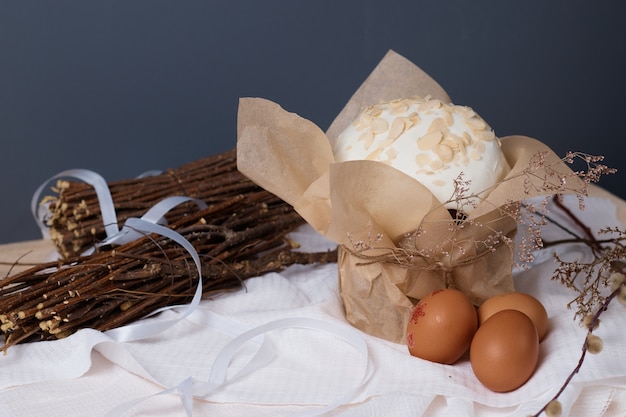 Traditionele christelijke feestdag, Pasen cakes en eieren op tafel droge planten, wilg