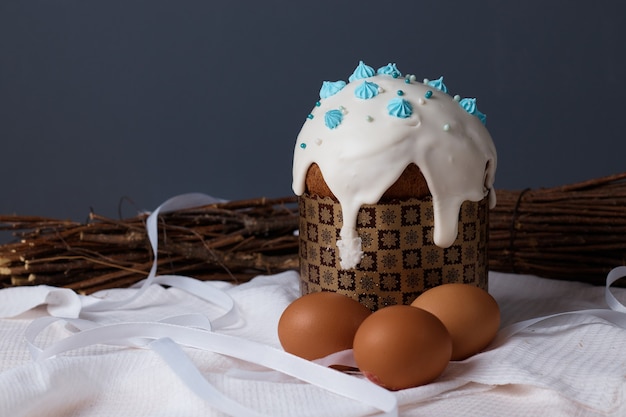 Traditionele christelijke feestdag, Pasen cakes en eieren op tafel droge planten, wilg