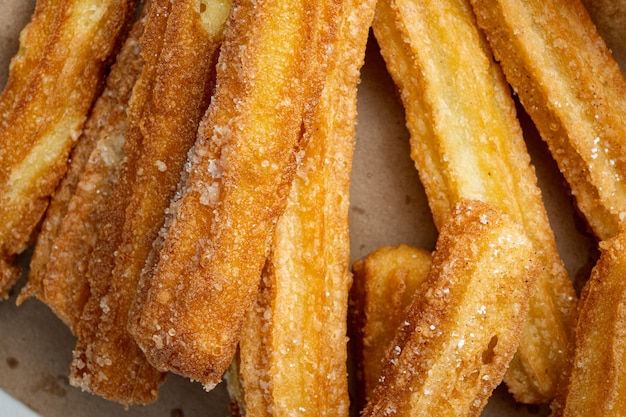 Traditionele churros sticks met kaneel en suikerpoeder set, bovenaanzicht plat