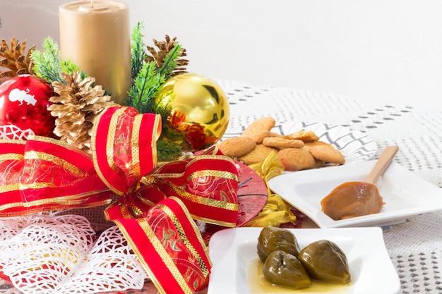 Traditionele Colombiaanse kerstsnoepjes en koekjes met een kerstornament, manjar blanco, vijgen