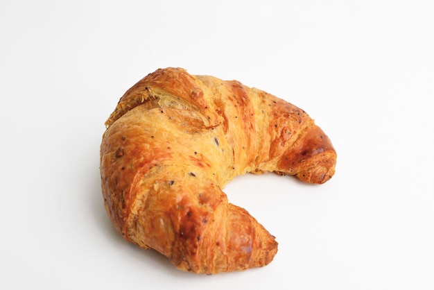 Traditionele croissants, geïsoleerd op een witte tafel. heerlijke, verse croissant.