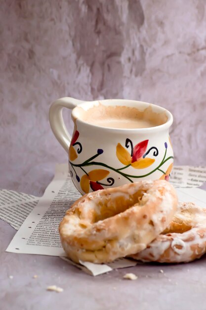 Traditionele donuts naast een vintage kopje latte