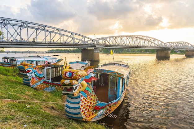 Traditionele drakenboot in Hue Vietnam