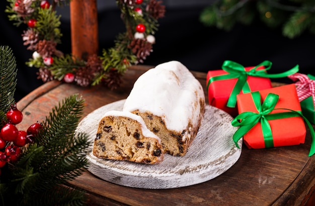 Traditionele Duitse kerstcake stollen met kerstkrans en cadeautjes