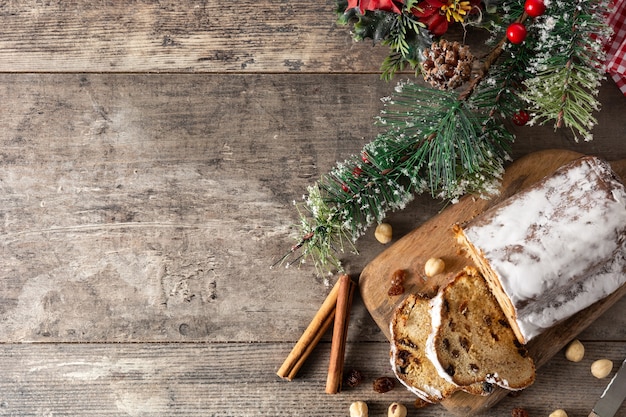 Traditionele Duitse kerststol met fruit en noten op houten tafel