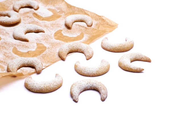 Traditionele Duitse of Oostenrijkse Vanillekipferl vanille kipferl cookies geïsoleerd op een witte achtergrond. Hoge kwaliteit foto