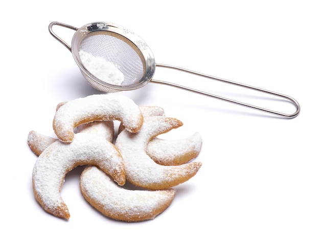 Traditionele Duitse of Oostenrijkse vanillekipferl vanille kipferl cookies geïsoleerd op een witte achtergrond