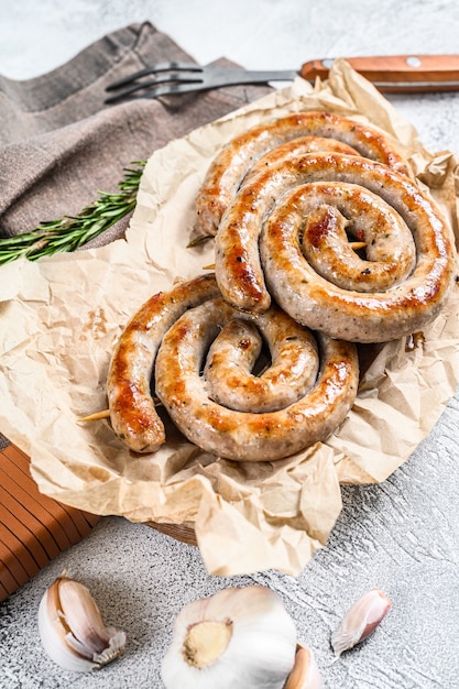 Traditionele Duitse spiraalvormige gegrilde varkensworstjes